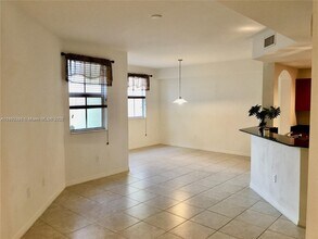 8999 NW 107 Ct in Doral, FL - Foto de edificio - Building Photo