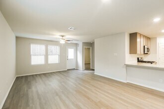 24825 Scilla Wy in Montgomery, TX - Foto de edificio - Building Photo