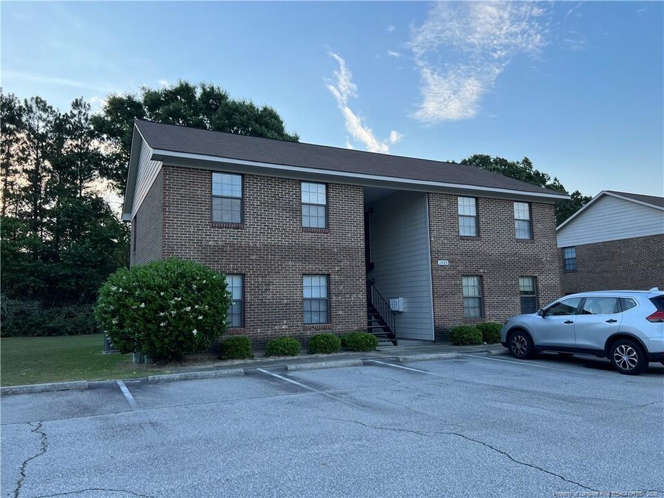 1405 Ireland Dr in Fayetteville, NC - Foto de edificio
