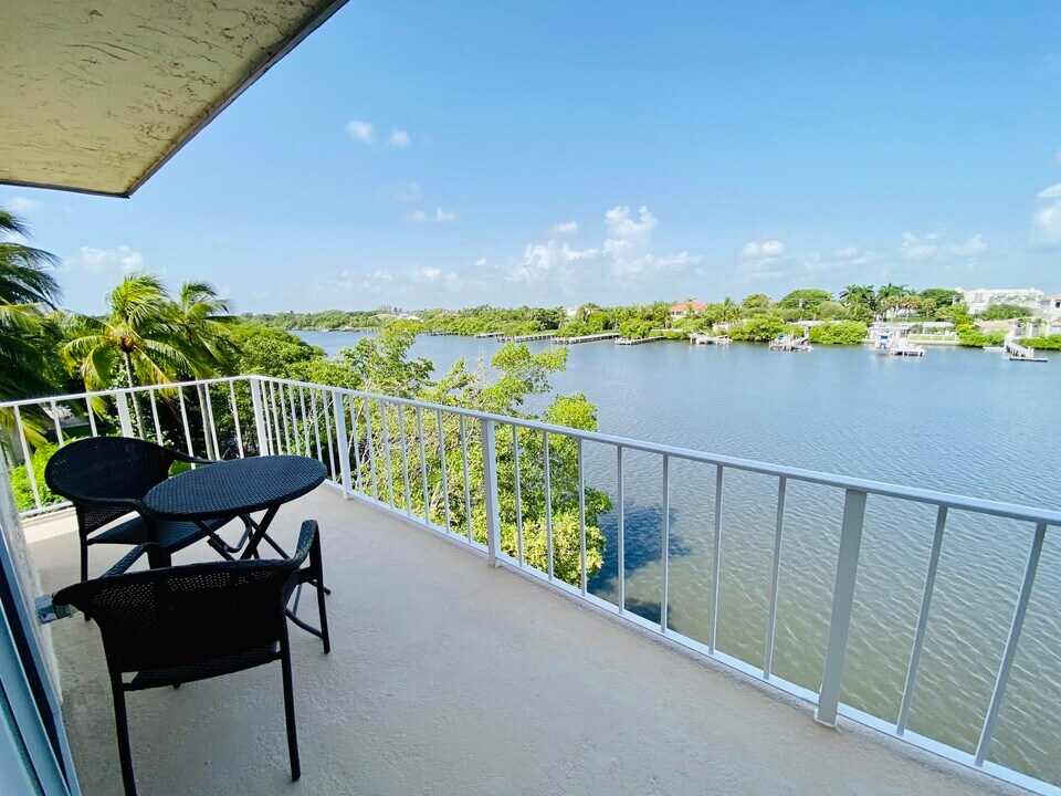 3575 S Ocean Blvd in South Palm Beach, FL - Foto de edificio