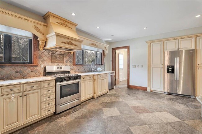 property at 98 Rose Hl Ave