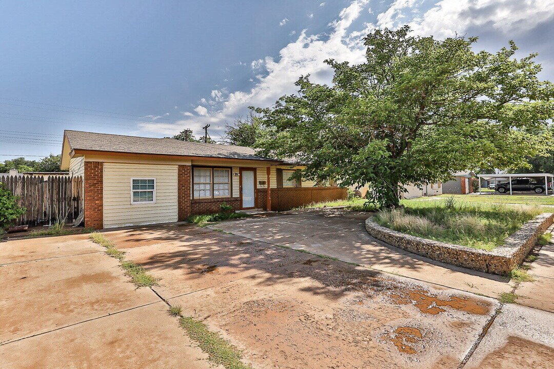 1916 71st St in Lubbock, TX - Foto de edificio