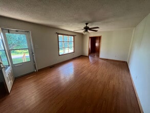 1235 Willie Cheek Rd in London, KY - Building Photo - Building Photo