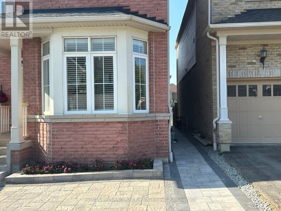 6 Pickett St in Ajax, ON - Building Photo