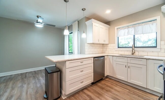 154 Brittany Farms Rd in New Britain, CT - Building Photo - Building Photo