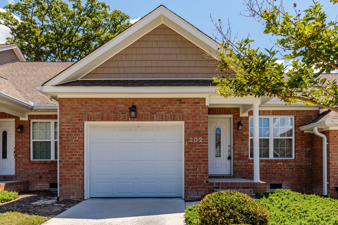 202 Clover Court in Aberdeen, NC - Foto de edificio