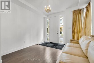 34 Globemaster Ln in Richmond Hill, ON - Building Photo - Building Photo