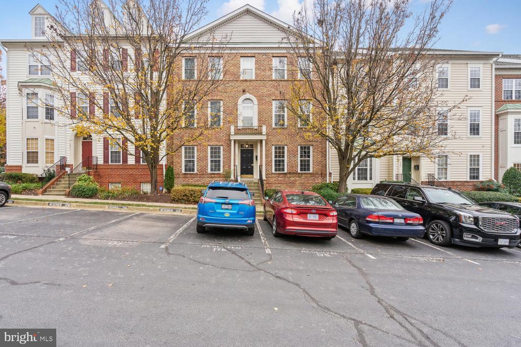 1577 Leeds Castle Dr in Vienna, VA - Building Photo