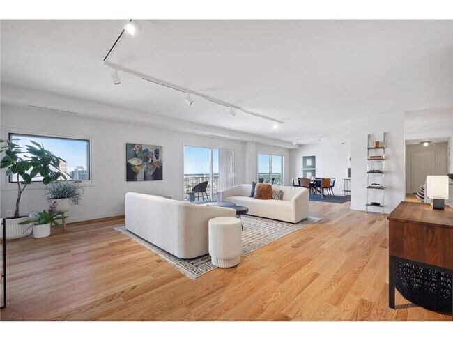 1225 La Salle Ave in Minneapolis, MN - Building Photo - Building Photo