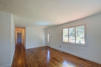 321 Patrician Dr in Hampton, VA - Building Photo - Building Photo