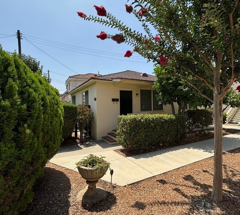 1611 S Atlantic Blvd in Alhambra, CA - Building Photo