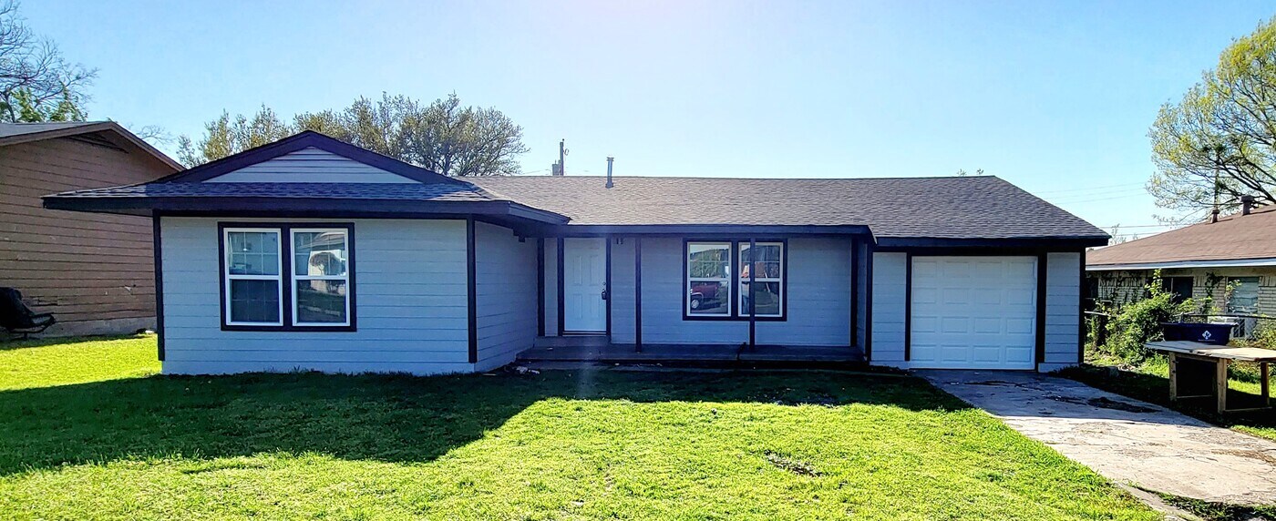 1704 Langford St in Greenville, TX - Building Photo