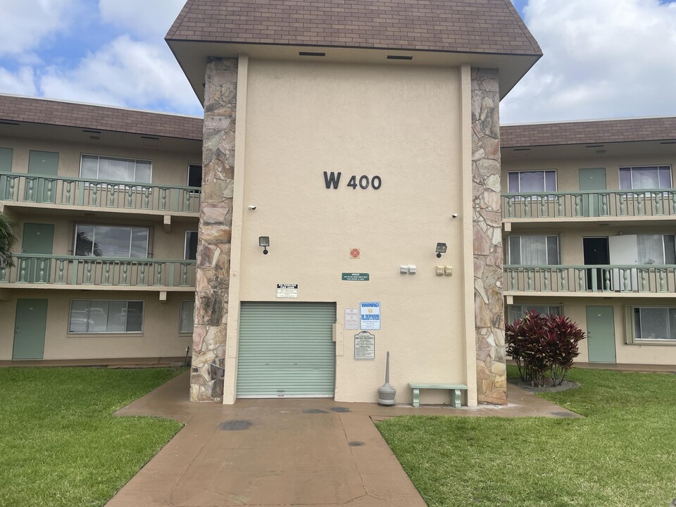 400 Village Green Cir W in Palm Springs, FL - Building Photo