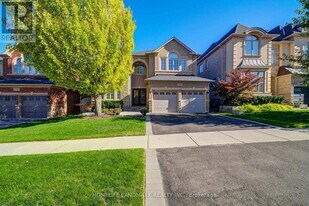 1388 Pinery Crescent in Oakville, ON - Building Photo