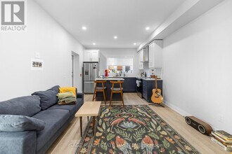 225-225 Carlton St. in Toronto, ON - Building Photo - Building Photo