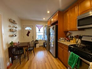 11 Leverett St, Unit 3 in Brookline, MA - Foto de edificio - Building Photo