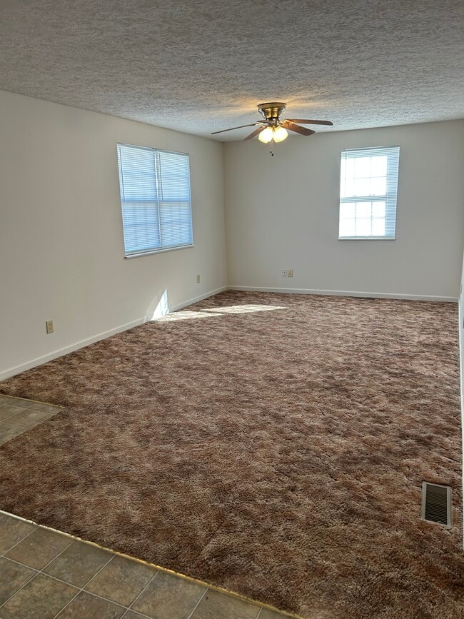 132 Burkhardt Way in Kodak, TN - Foto de edificio - Building Photo