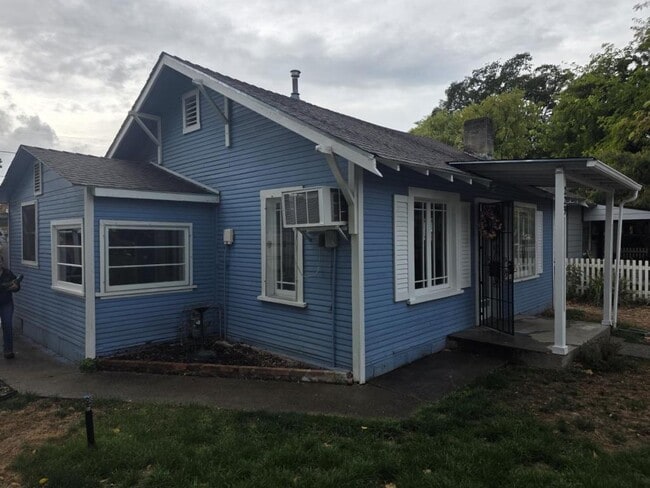 229 SW J St in Grants Pass, OR - Building Photo - Building Photo