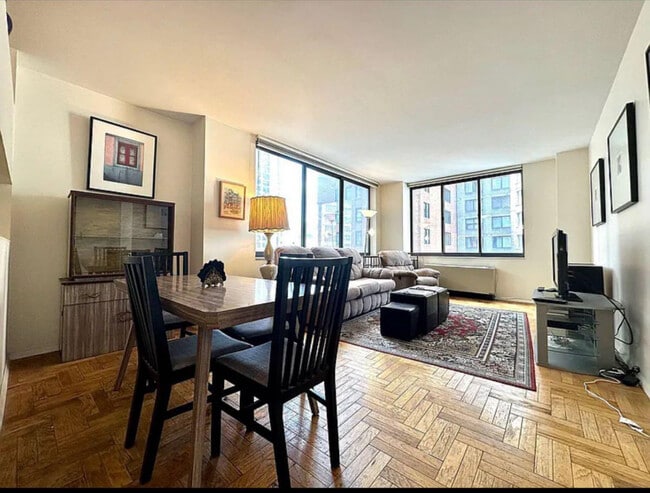 62 W 62nd St in New York, NY - Building Photo - Building Photo