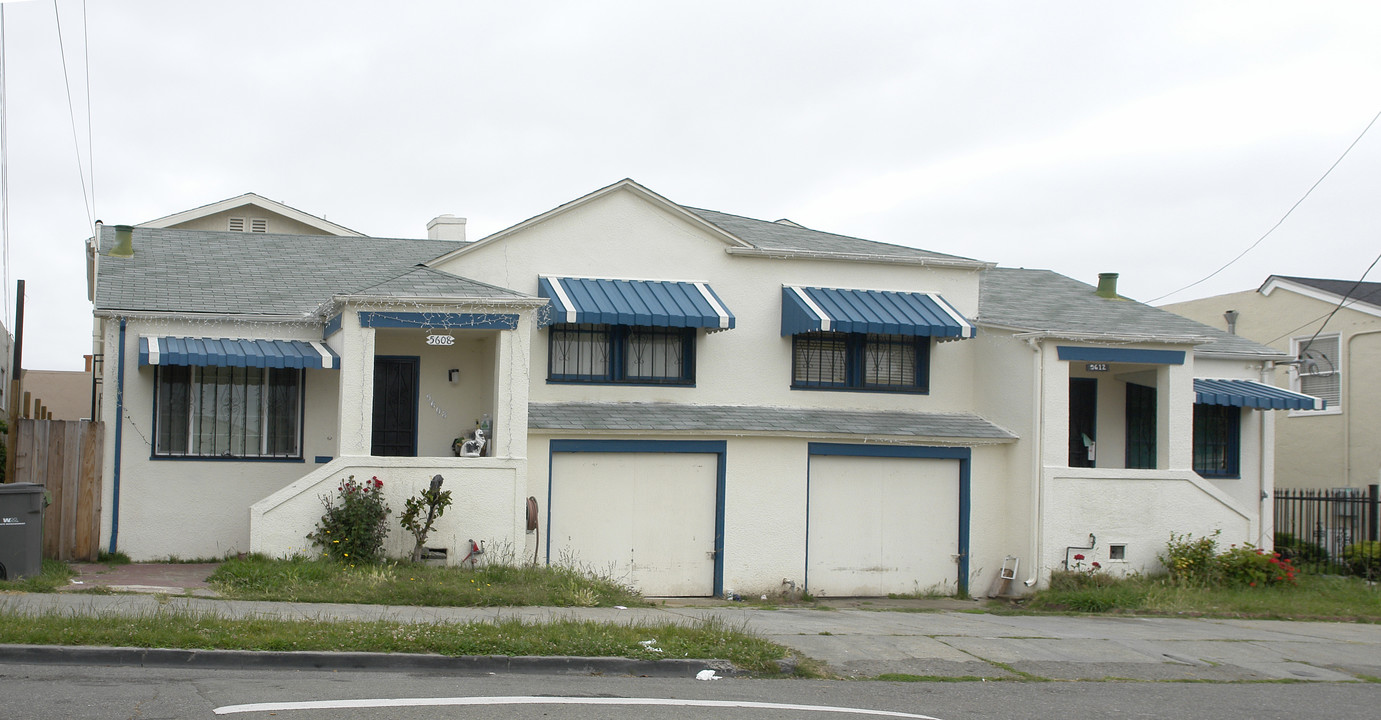 5608-5612 Walnut St in Oakland, CA - Building Photo