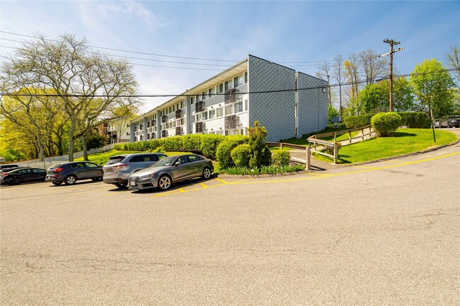 property at 5 Wyndover Woods Ln
