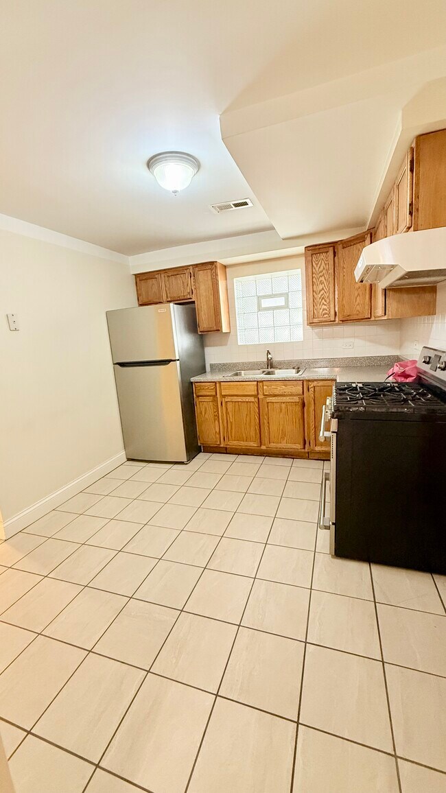 5843 W Warwick Ave in Chicago, IL - Foto de edificio - Building Photo