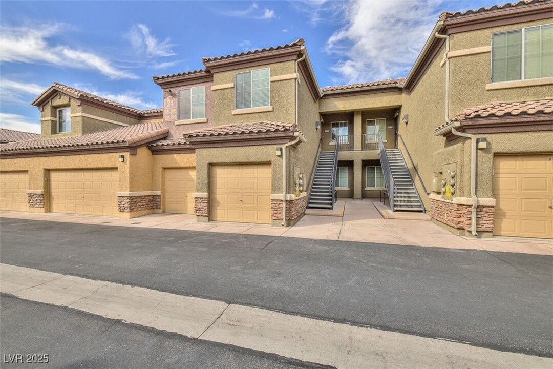 6868 Sky Pointe Dr in Las Vegas, NV - Building Photo