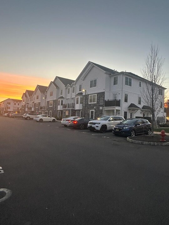 85 Main St in East Brunswick, NJ - Foto de edificio