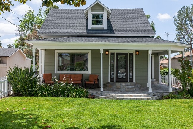 property at 1044 E Palmyra Ave