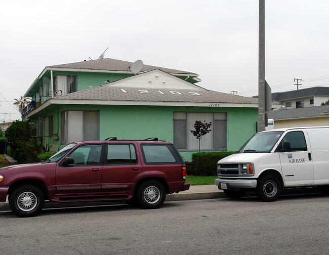 12103 Hawthorne Way in Hawthorne, CA - Building Photo - Building Photo