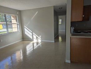 1302 N Nancy Ter in Plant City, FL - Foto de edificio - Building Photo