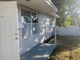 913 SW 4th Terrace in Hallandale Beach, FL - Building Photo