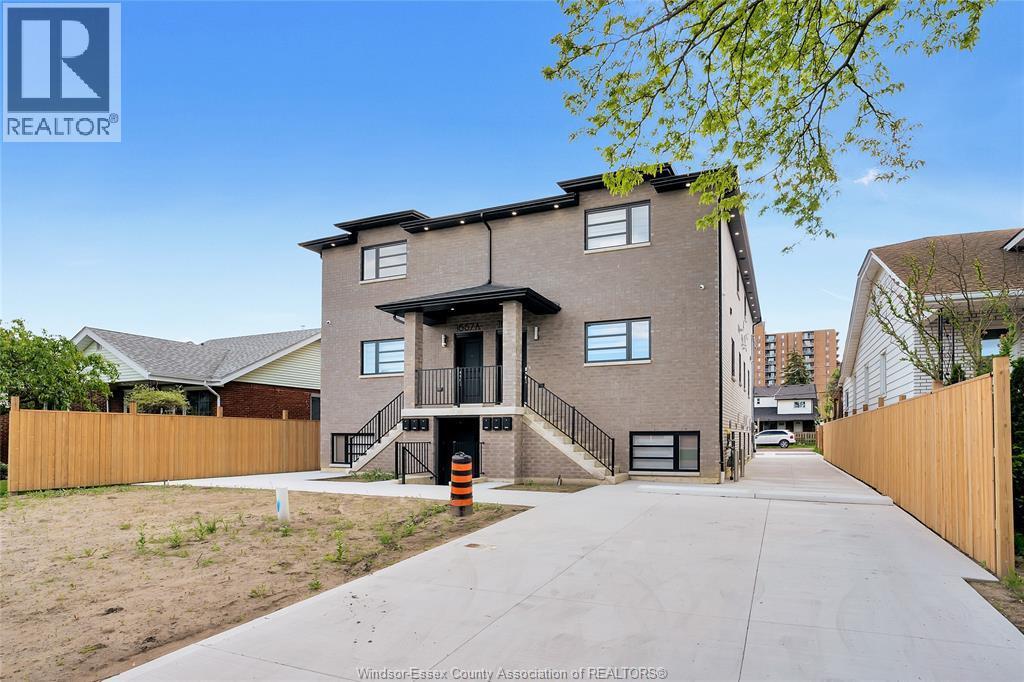 1054 Howard Ave in Windsor, ON - Building Photo