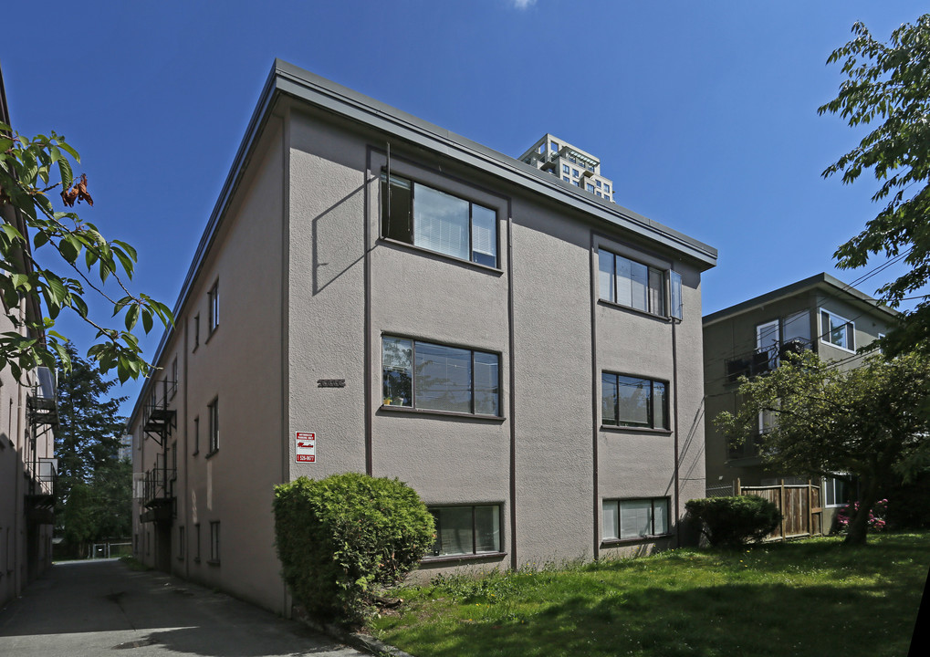 6006 Wilson Ave in Burnaby, BC - Building Photo