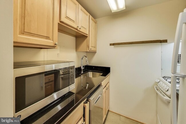 4 Monroe St in Rockville, MD - Foto de edificio - Building Photo