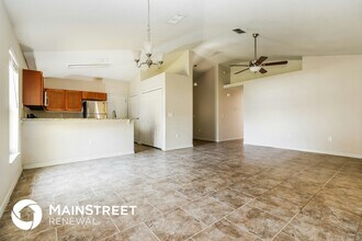 1701 Larkin Rd in Spring Hill, FL - Foto de edificio - Building Photo