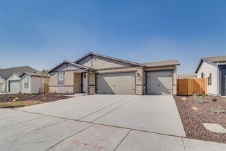 8208 Dreamside Ave in Bakersfield, CA - Building Photo - Building Photo