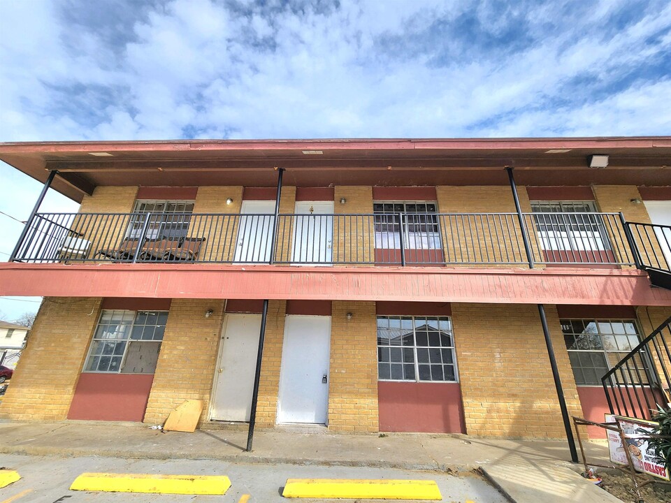 1001 Reynolds St in Laredo, TX - Building Photo