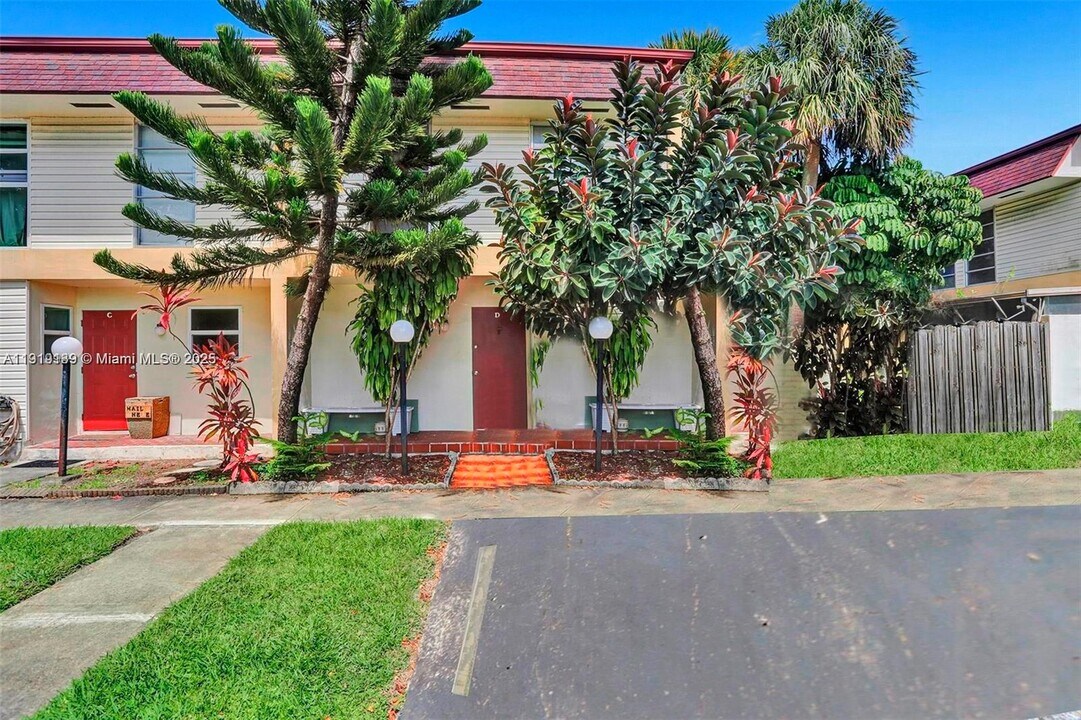 2701 N 34th Ave in Hollywood, FL - Building Photo