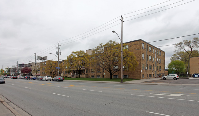 Armour Heights Manor in Toronto, ON - Building Photo - Building Photo