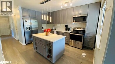 1601 Sandgate Crescent in Mississauga, ON - Building Photo - Building Photo