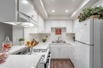 171 Mariposa Apartments in Anaheim, CA - Building Photo - Interior Photo