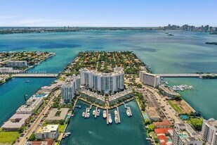 7900 Harbor Island Dr in North Bay Village, FL - Building Photo
