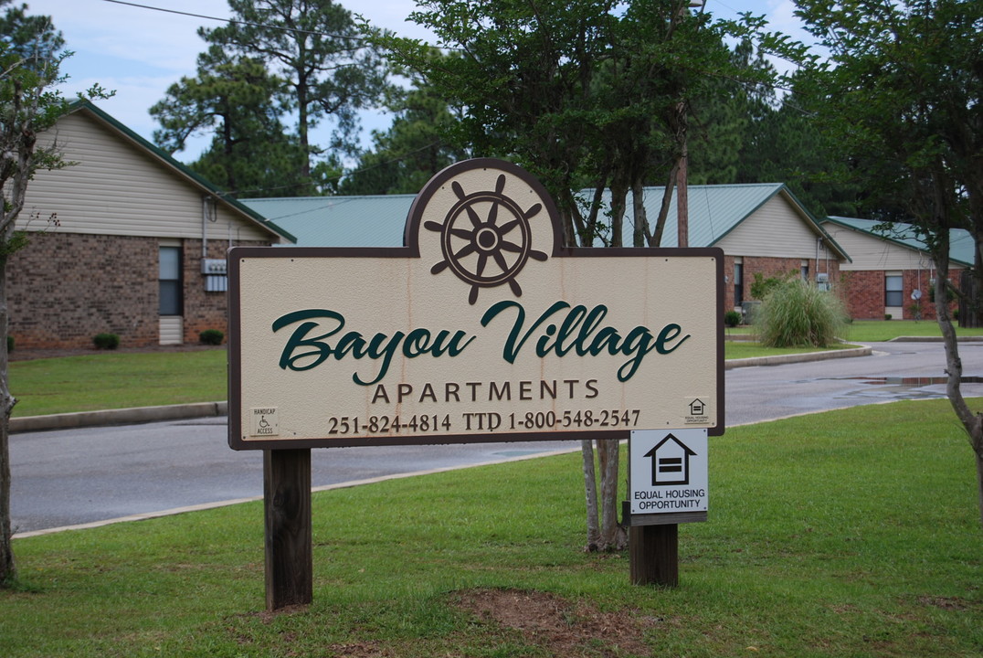 Bayou Village in Bayou La Batre, AL - Foto de edificio