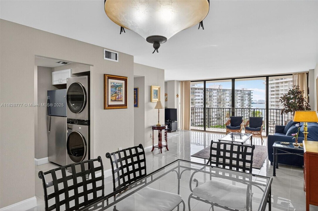 1450 Brickell Bay Dr in Miami, FL - Building Photo