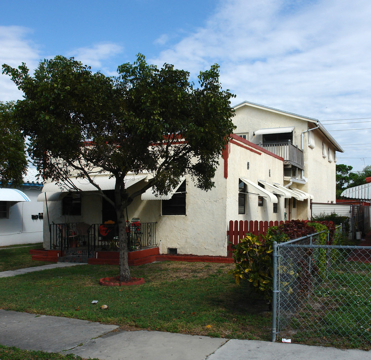 1821 Buchanan St in Hollywood, FL - Building Photo