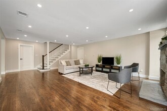 390 E Main St in Centerport, NY - Building Photo - Building Photo