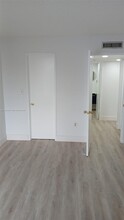 9682 Fontainebleau Blvd, Unit 312 in Miami, FL - Building Photo - Building Photo