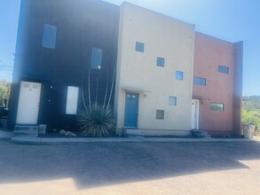 422 Avenida Oriol in Rio Rico, AZ - Foto de edificio - Building Photo