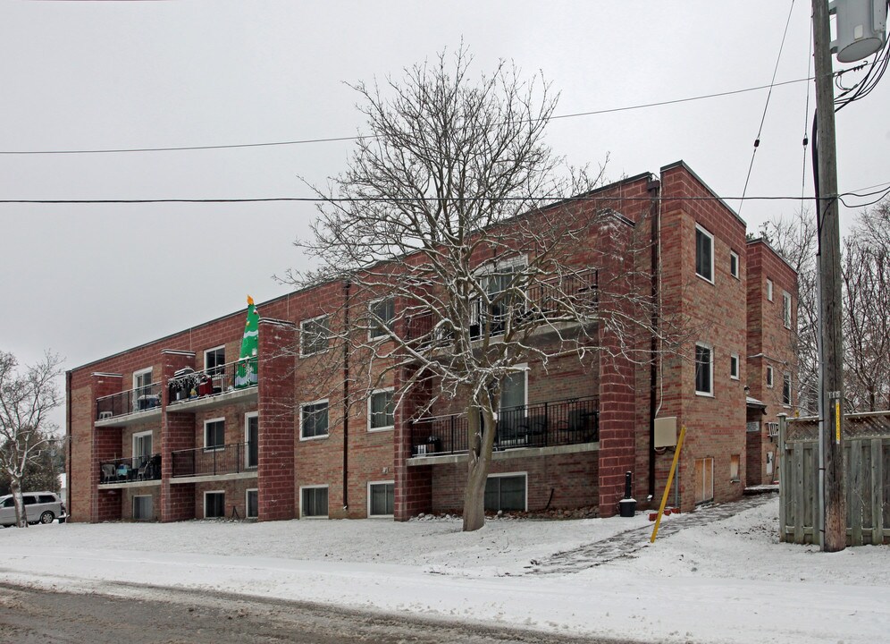 40 Maple St in Uxbridge, ON - Building Photo